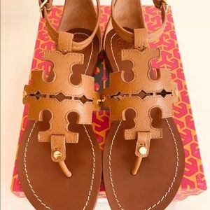 NIB Tory Burch Phoebe Flat Sandals Logo Royal Tan